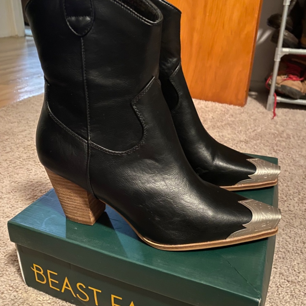 COPY - Beast black boots with silver accents - Picture 2 of 2